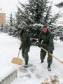 Помоћ Војске грађанима Србије у чишћењу снега